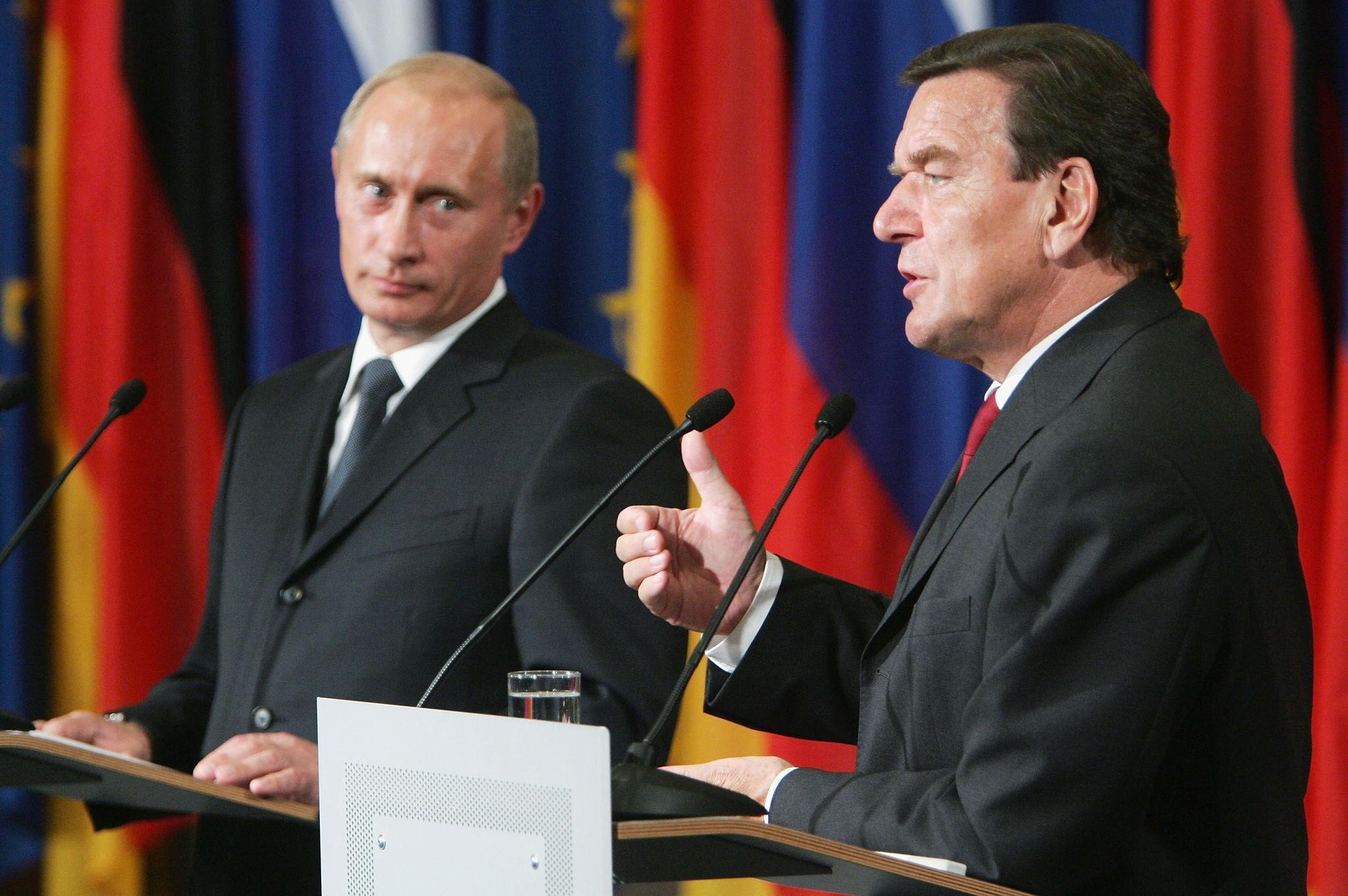 Путин и Шредер на церемонии подписания соглашения по Nord Stream, 2005 год. Reuters 