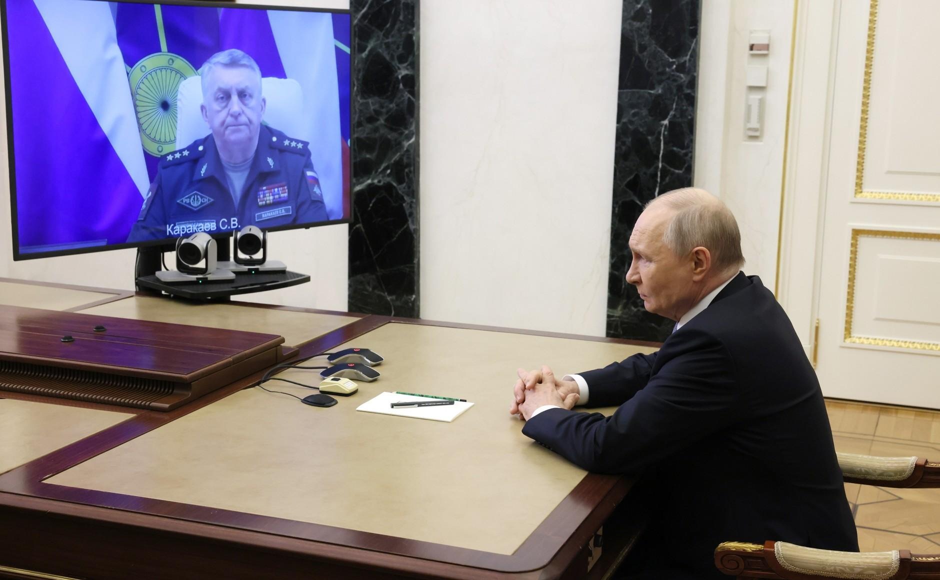 Commander of the Strategic Missile Forces (SMF) Sergei Karakaev reports to Russian President Vladimir Putin on the successful tests of the Sarmat intercontinental ballistic missile. Photo: Press and Information Office of the President of the Russian Federation