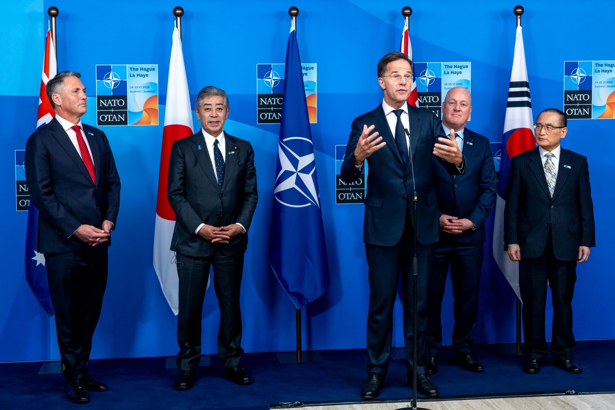 Meeting of the NATO Secretary General with partners from the Indo-Pacific region: Richard Marles (Deputy Prime Minister of Australia), Takeshi Iwaya (Minister of Foreign Affairs of Japan), NATO Secretary General Mark Rutte, Christopher Luxon (Prime Minister of New Zealand), and Wi Sun Lak (National Security Advisor of the Republic of Korea). The Hague, Netherlands, June 25, 2025. Photo: NATO.