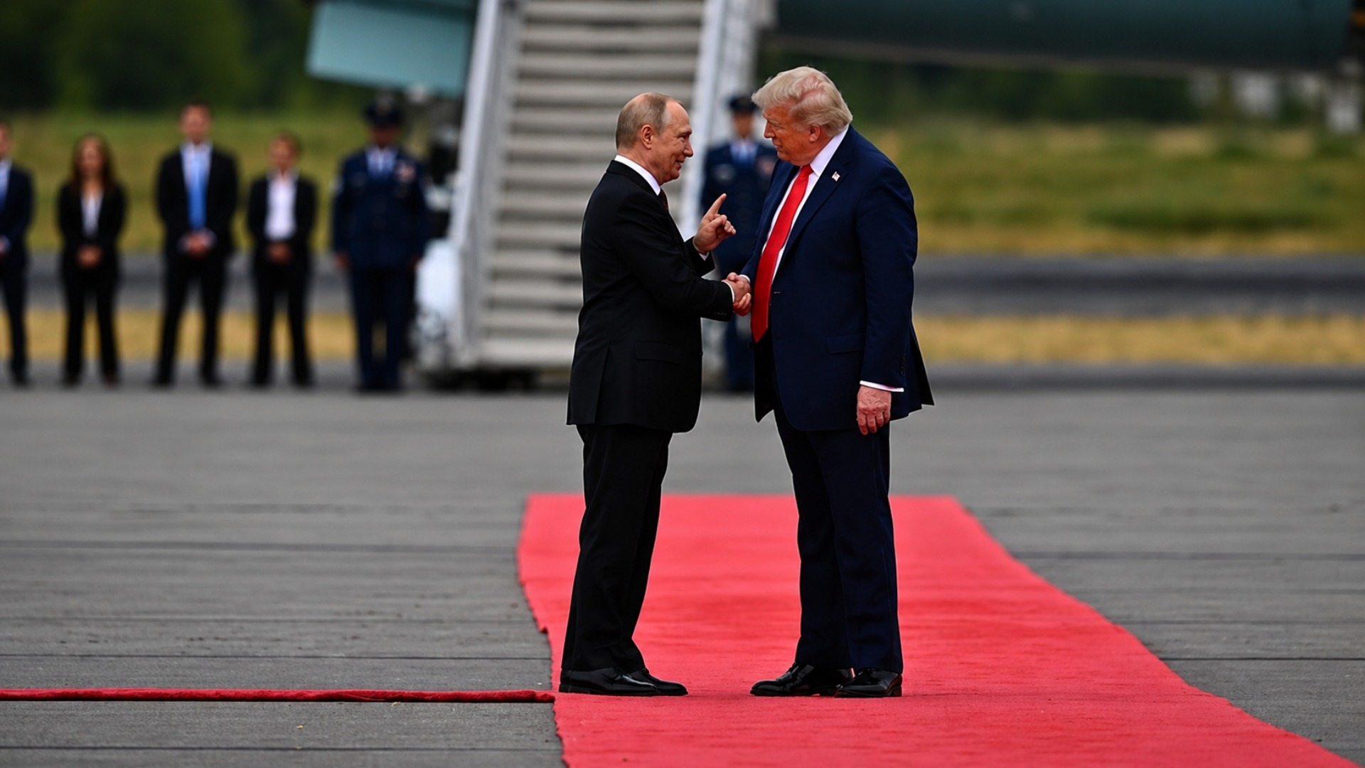 Президент США Дональд Трамп і президент Росії Владімір Путін на об'єднаній базі Ельмендорф-Річардсон в Анкориджі, Аляска, 15 серпня 2025 року. Фото: Адміністрація президента РФ.