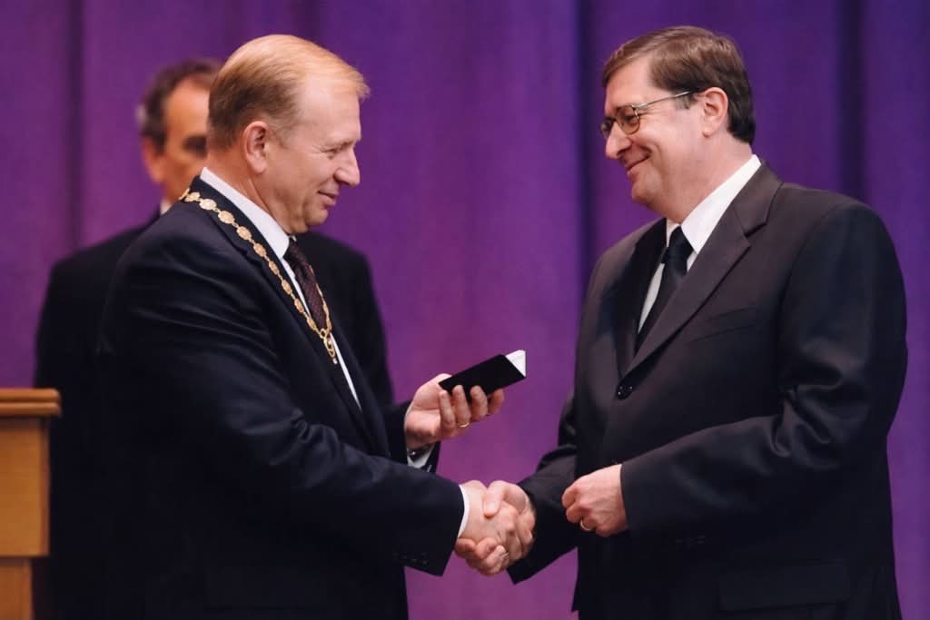 President L. Kuchma, Central Election Commission Chairman Mykhailo Ryabets, and… V. Medvedchuk, the “watchful eye,” during the presentation of a state award.