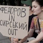 Мітингувальники в Україні вимагають повернення мінстра оборони на посаду та звільнення Головнокомандуючого. Ужгород 19 липня.