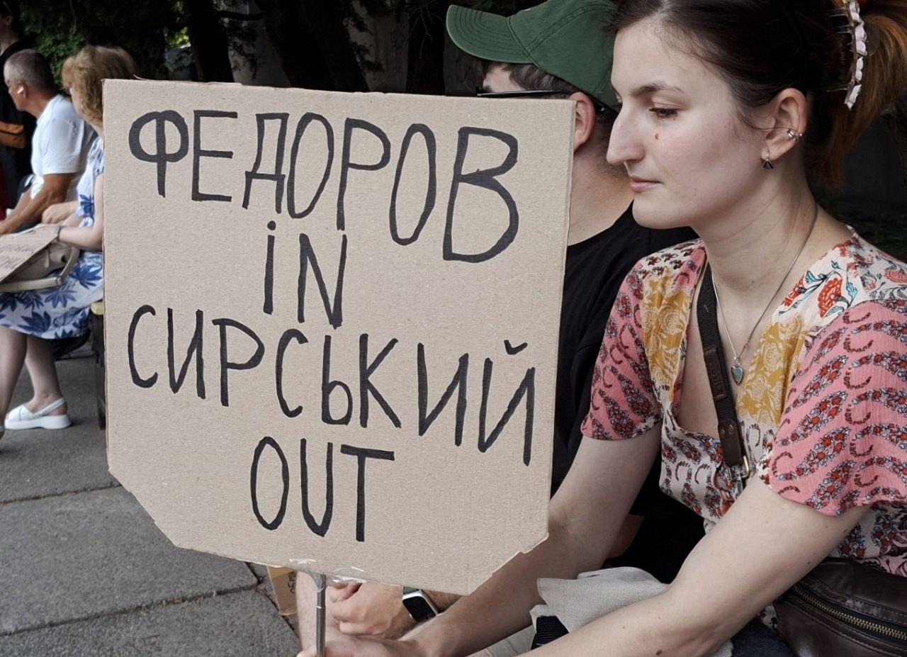 Мітингувальники в Україні вимагають повернення мінстра оборони на посаду та звільнення Головнокомандуючого. Ужгород 19 липня.