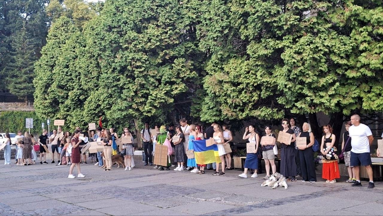 Protesters in Ukraine are demanding the reinstatement of the Defence Minister and the dismissal of the Commander-in-Chief. Uzhhorod, 19 July.’