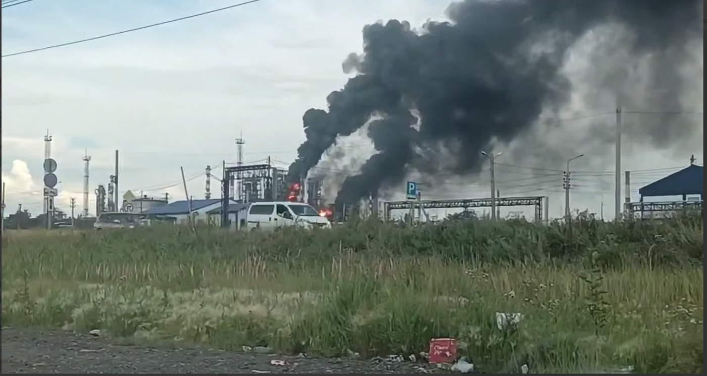 Фото: пожар на НПЗ в Омске в результате атаки украинских беспилотников 6 июля 2026 года. Скриншот видео из социальных сетей  очевидцев 