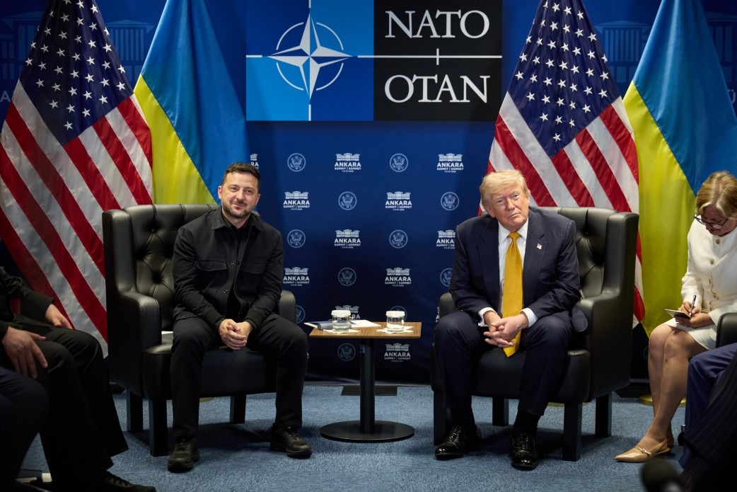 Дональд Трамп и Владимир Зеленский во время двусторонней встречи в рамках саммита НАТО в Анкаре. 8 июля 2026 года. Фото: Офис президента Украины / president.gov.ua (CC BY-NC-ND 4.0).