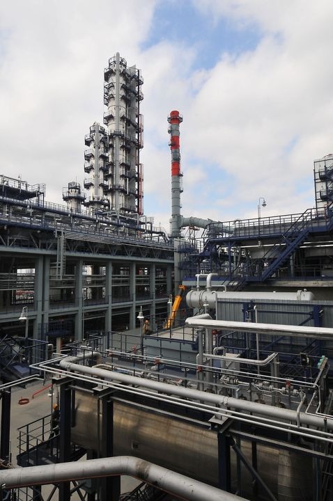 Производственные установки Омского нефтеперерабатывающего завода. 2017 год. Архивный снимок, сделанный до атаки на предприятие. Фото: Юлия Лисина / Wikimedia Commons (CC BY-SA 4.0).