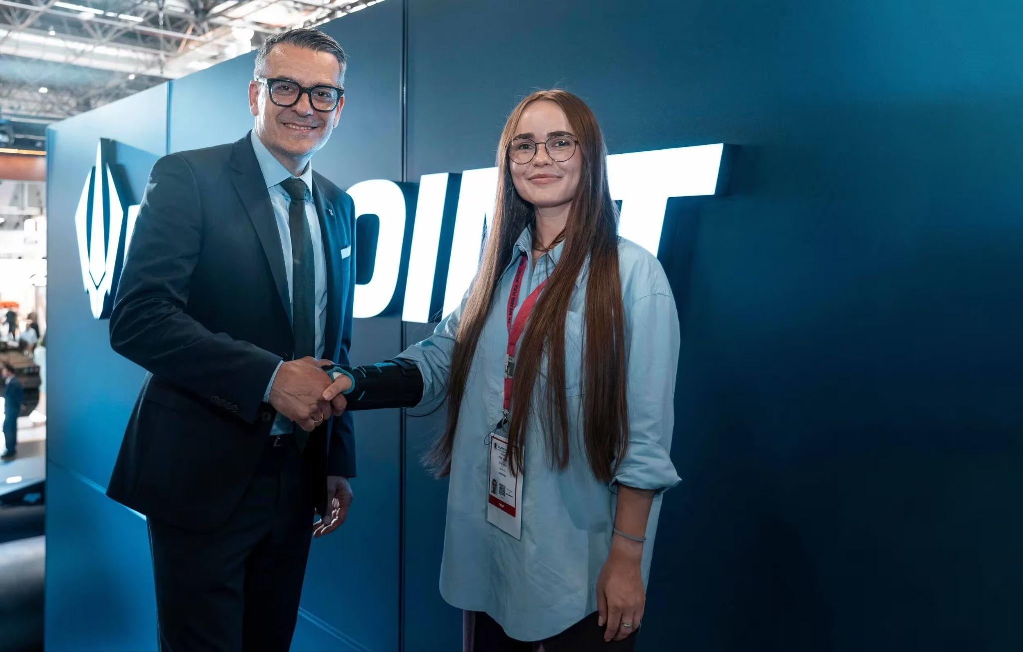 Представители компаний HENSOLDT и Fire Point после подписания меморандума о сотрудничестве в рамках проекта системы противоракетной обороны FREYJA. Париж, 16 июня 2026 года. Фото: HENSOLDT.