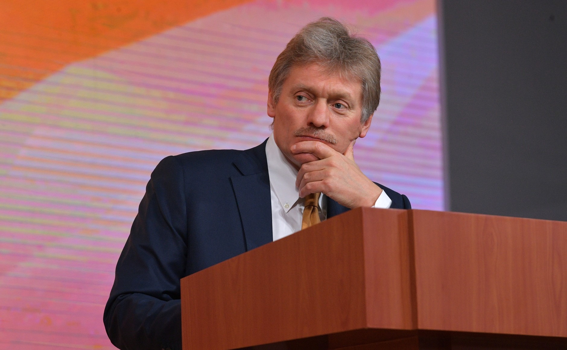 Пресс-секретарь президента РФ Дмитрий Песков во время пресс-мероприятия в Москве. 14 декабря 2017 года. Архивное фото. Фото: Пресс-служба президента РФ / Kremlin.ru / Wikimedia Commons (CC BY 4.0).