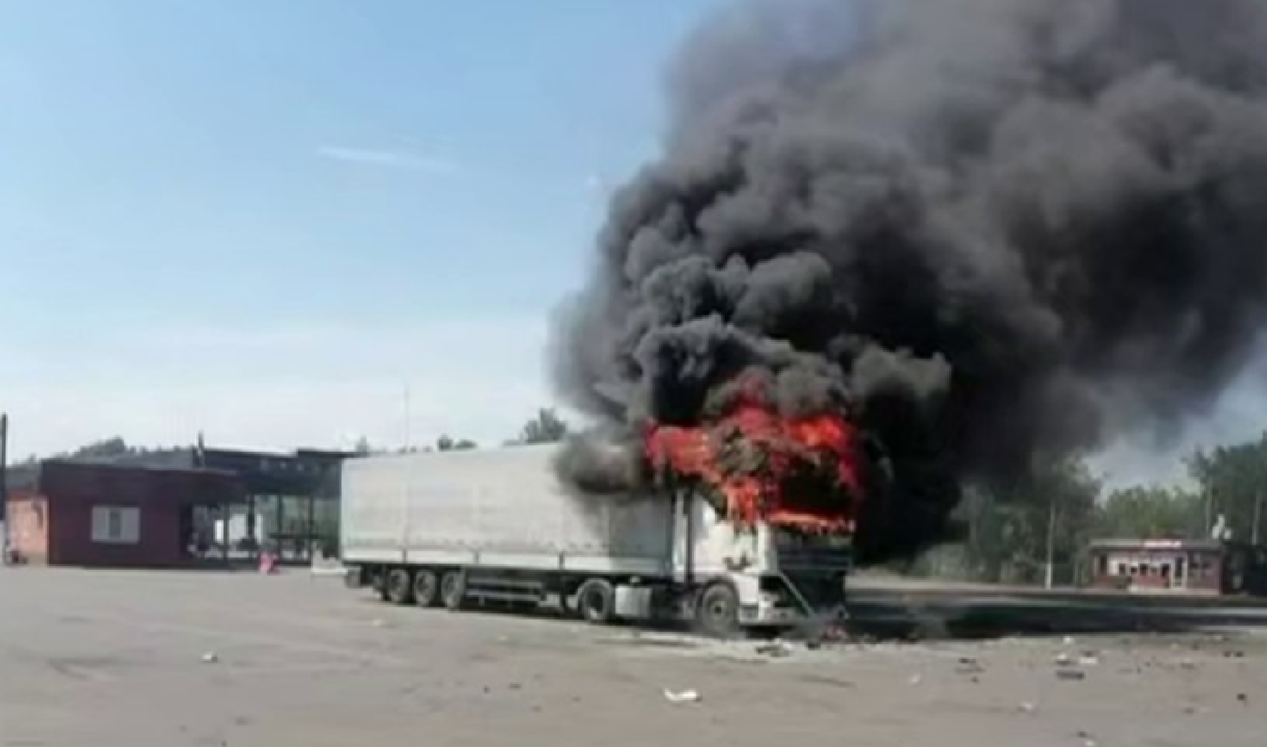Одна з фур, яка ніби загорілась від удару безпілотника. Скриншот з відео державного телеканалу Білорусі.