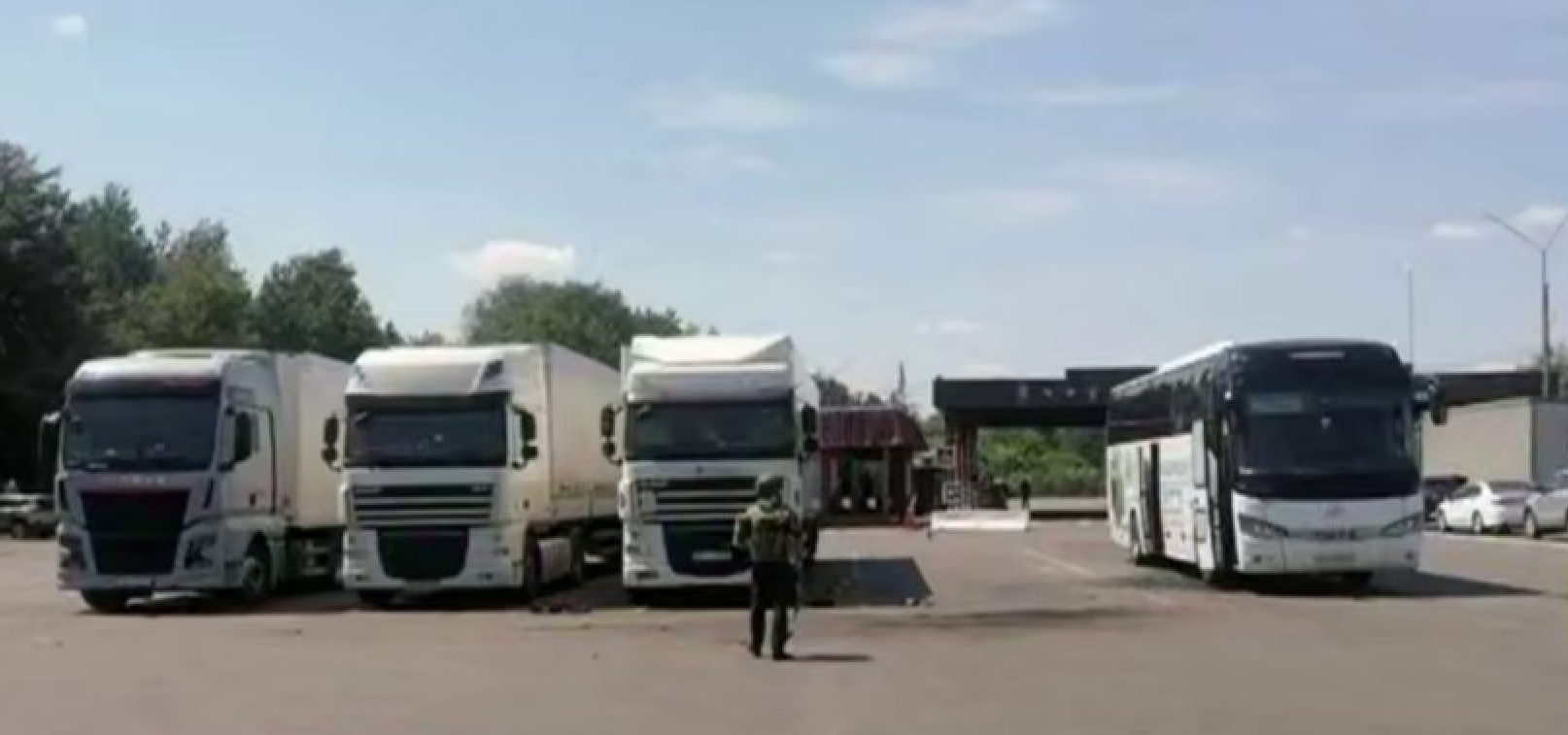 Фури та автобус на стоянці прикордонного пункту. Скриншот з відео державного телеканалу Білорусі. 