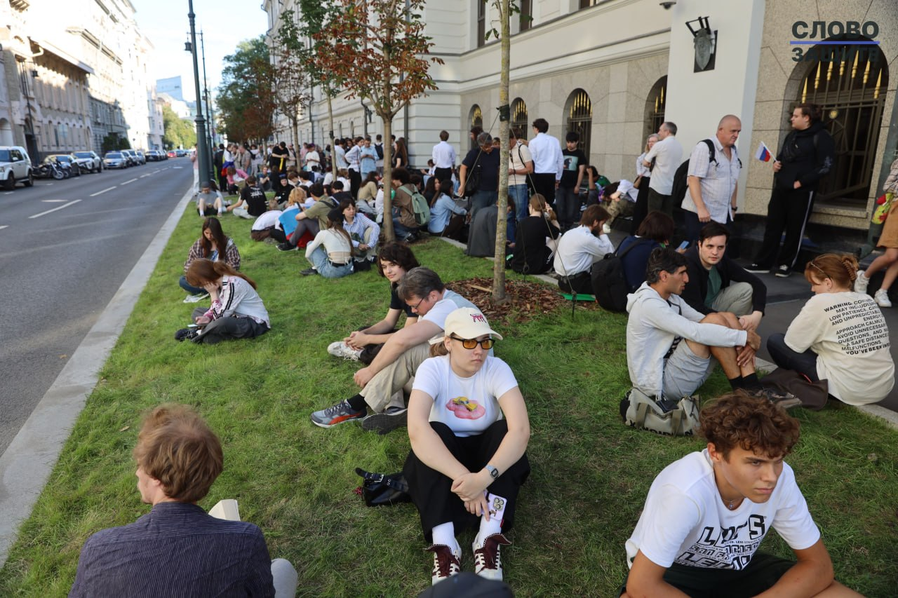 People await the Supreme Court’s decision. Photo: project “Word for the Defense”