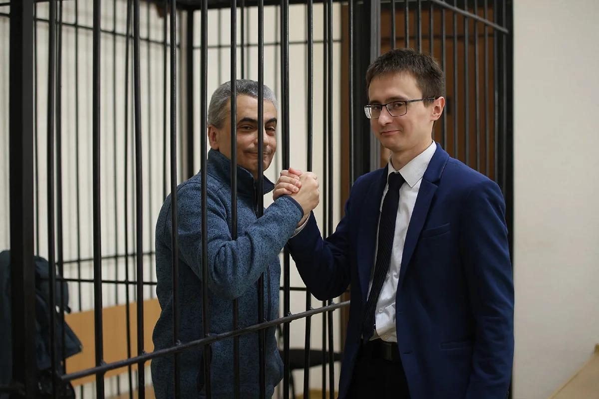 Lev Shlosberg (left) in the courtroom. Archive photo: Yabloko press office