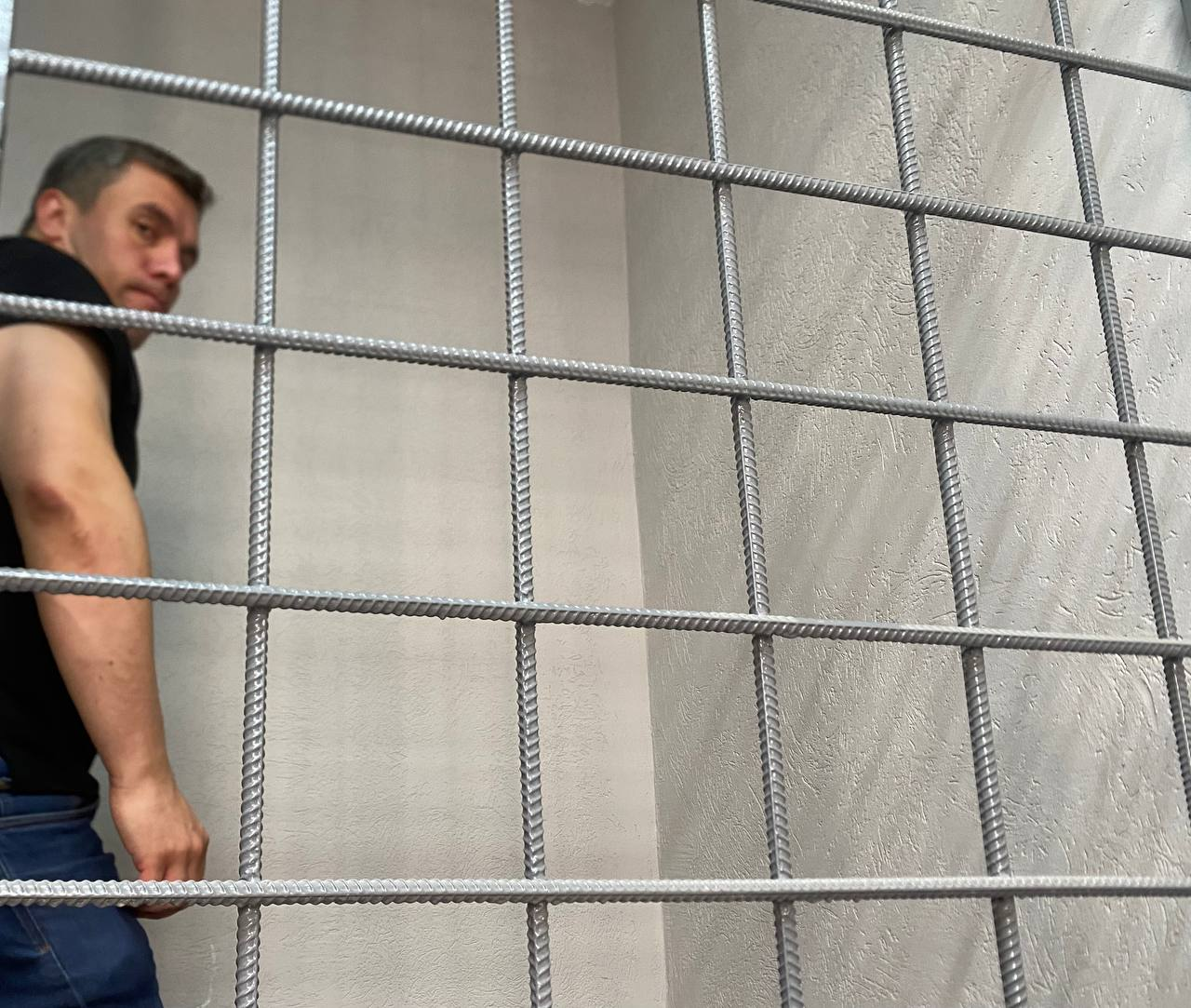 Ніколай Бондаренко за ґратами. Фото з каналу «Днєвнік депутата»