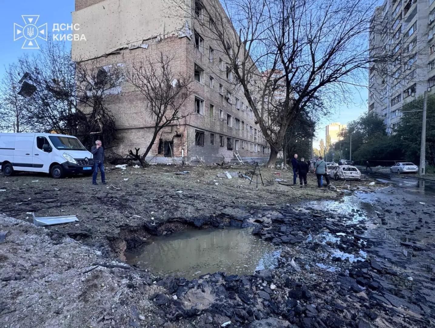 Рятувальники Державної служби України з надзвичайних ситуацій ліквідують наслідки російської атаки на Київ в одному з районів, 8 вересня 2026 року. Атака сталася після завершення триденної перерви в ударах по обох столицях. Фото: ДСНС України / dsns.gov.ua, CC BY 4.0 – creativecommons.org/licenses/by/4.0