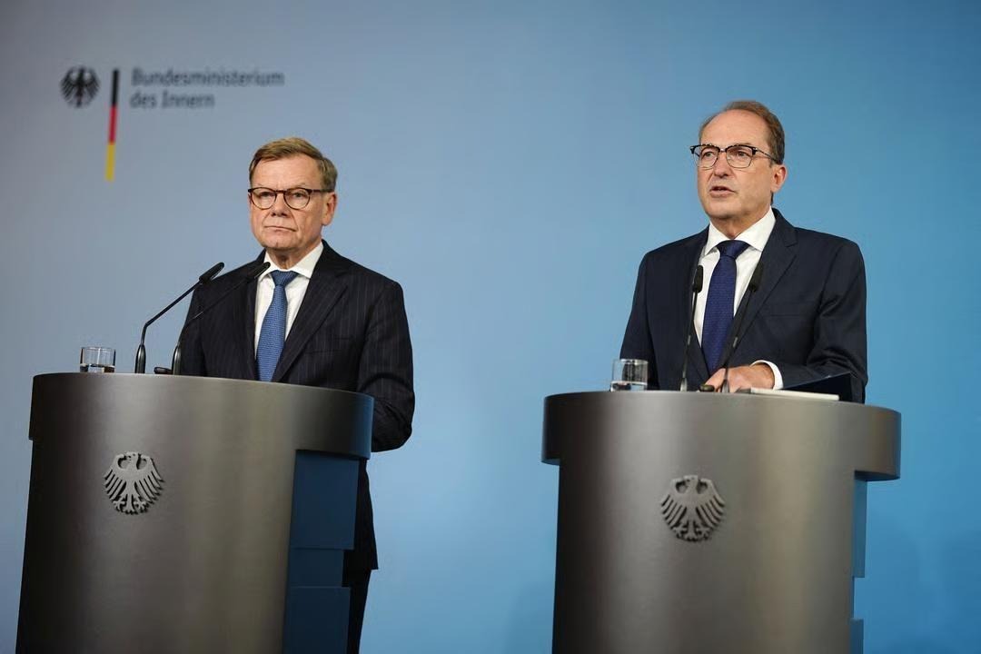 Konferencja prasowa A. Dobrindta i J. Wadephula. Zdjęcie: Kay Nietfeld / dpa