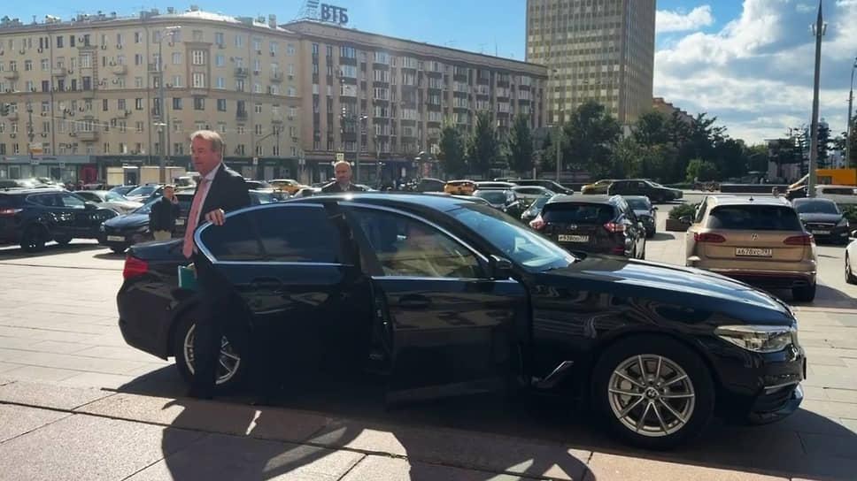 Chargé d’affaires a.i. Niemiec w Rosji Bernd Finke przed budynkiem MSZ. Zdjęcie: MSZ Rosji