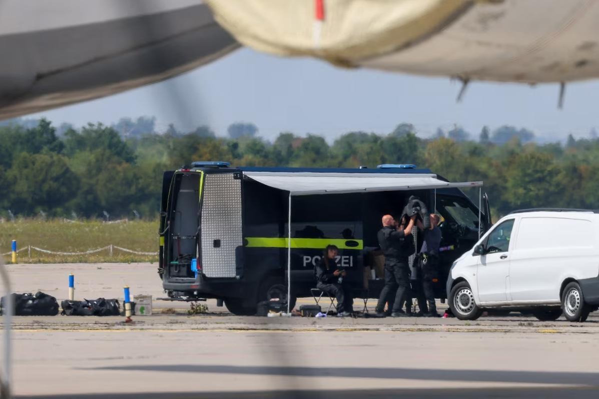 Policjanci przy samolocie An-124 na lotnisku Lipsk/Halle. Zdjęcie: Axel Schmidt / Reuters