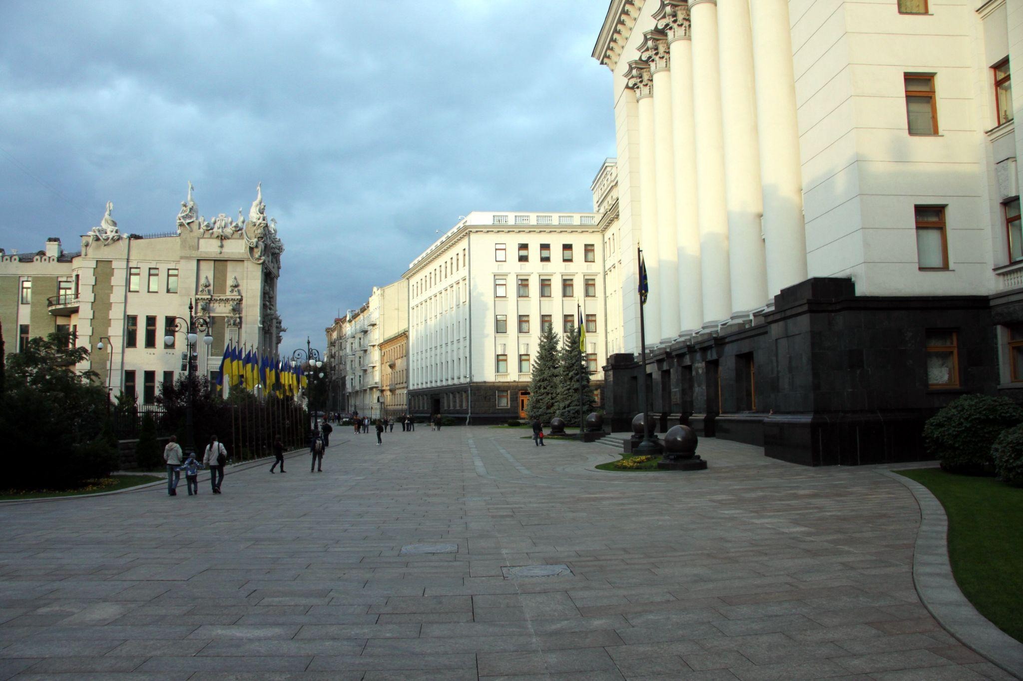Kompleks administracji prezydenckiej przy ul. Bankowej w Kijowie. Zdjęcie archiwalne; fotografia nie jest związana z operacją na Bereźniakach. Fot. Wadco2 / Wikimedia Commons, CC BY-SA 3.0