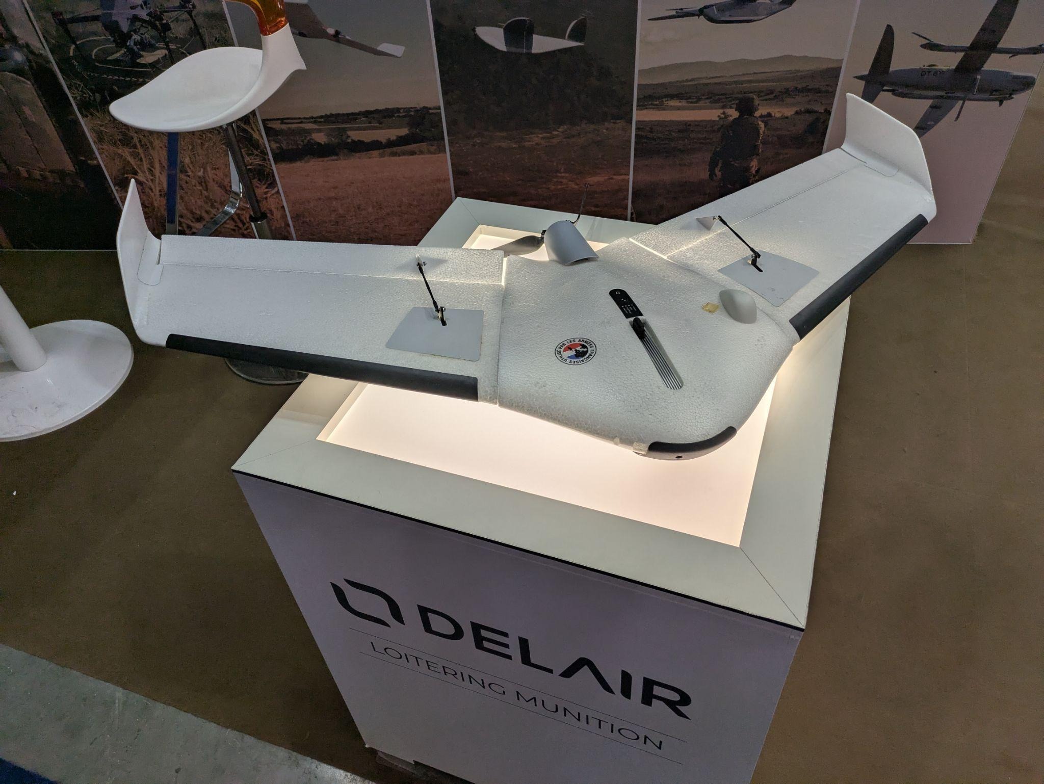 Дрон Delair UX11, представлений під час Paris Air Show 2025. Ілюстративне фото — не зображує спробу підпалу заводу чи обладнання, що входить до описаних поставок для України. Фото: Artvill / Wikimedia Commons, CC BY 4.0.