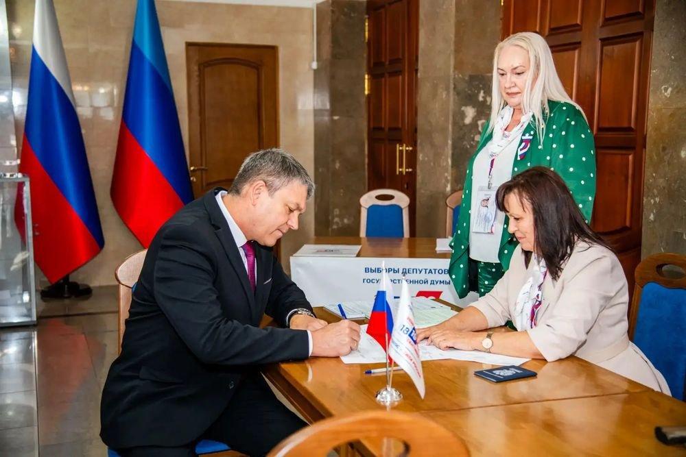 Голова ЛНР Леонід Пасічник проголосував одним із перших. Фото: соціальні мережі Л. Пасічника