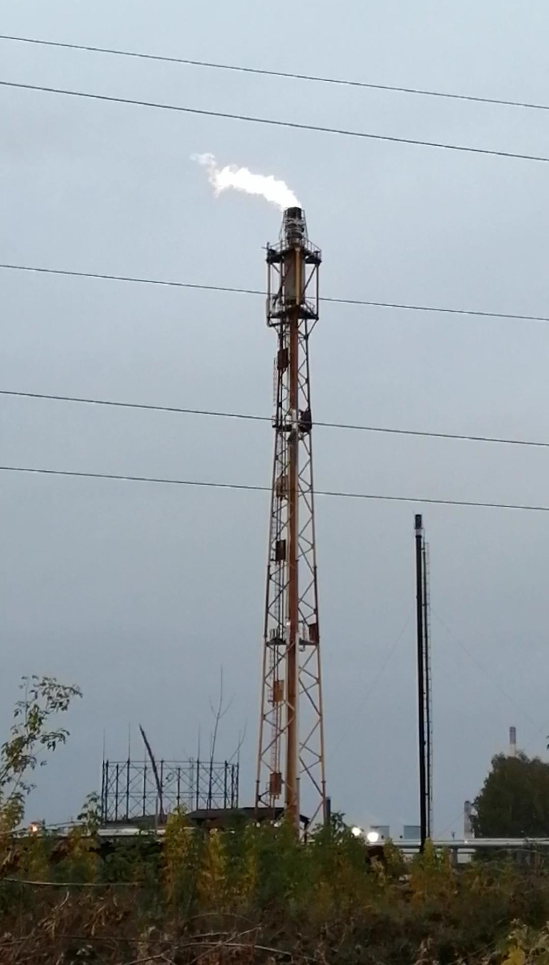 Газовий факел нафтопереробного заводу в Рязані, жовтень 2020 року. Архівне фото – не показує наслідків українського удару в ніч проти 6 вересня 2026 року. Фото: Svtk44 / Wikimedia Commons, CC BY-SA 4.0 – creativecommons.org/licenses/by-sa/4.0.