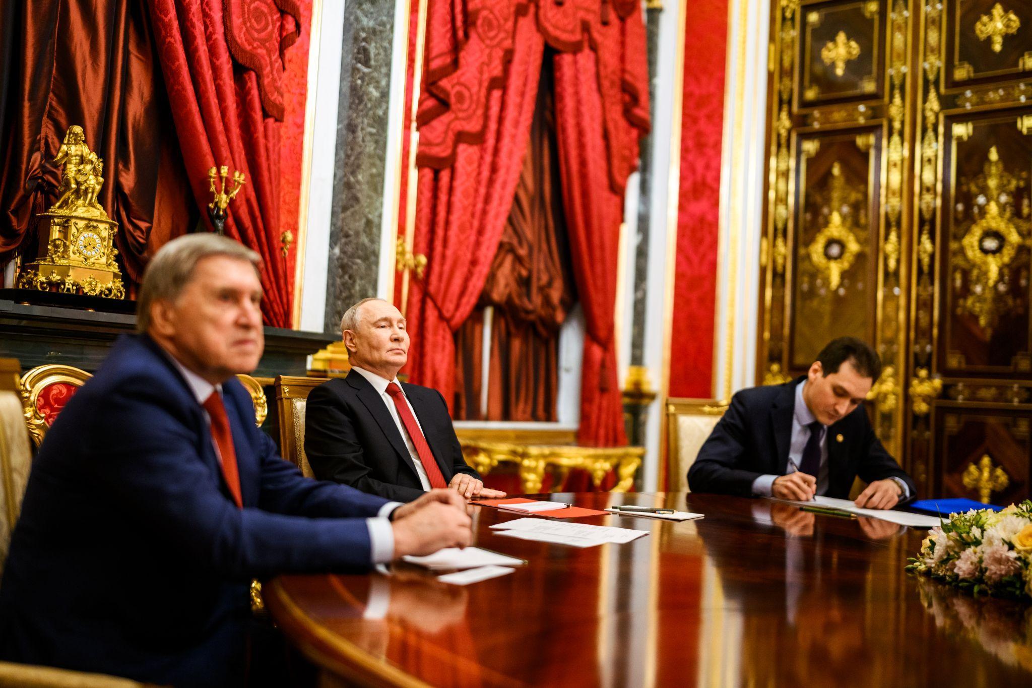 Російський бік переговорного столу під час переговорів з американськими посланцями в Кремлі, 5 вересня 2026 року. У центрі – Владімір Путін. Автор: Деніел Торок, фотограф Білого дому.