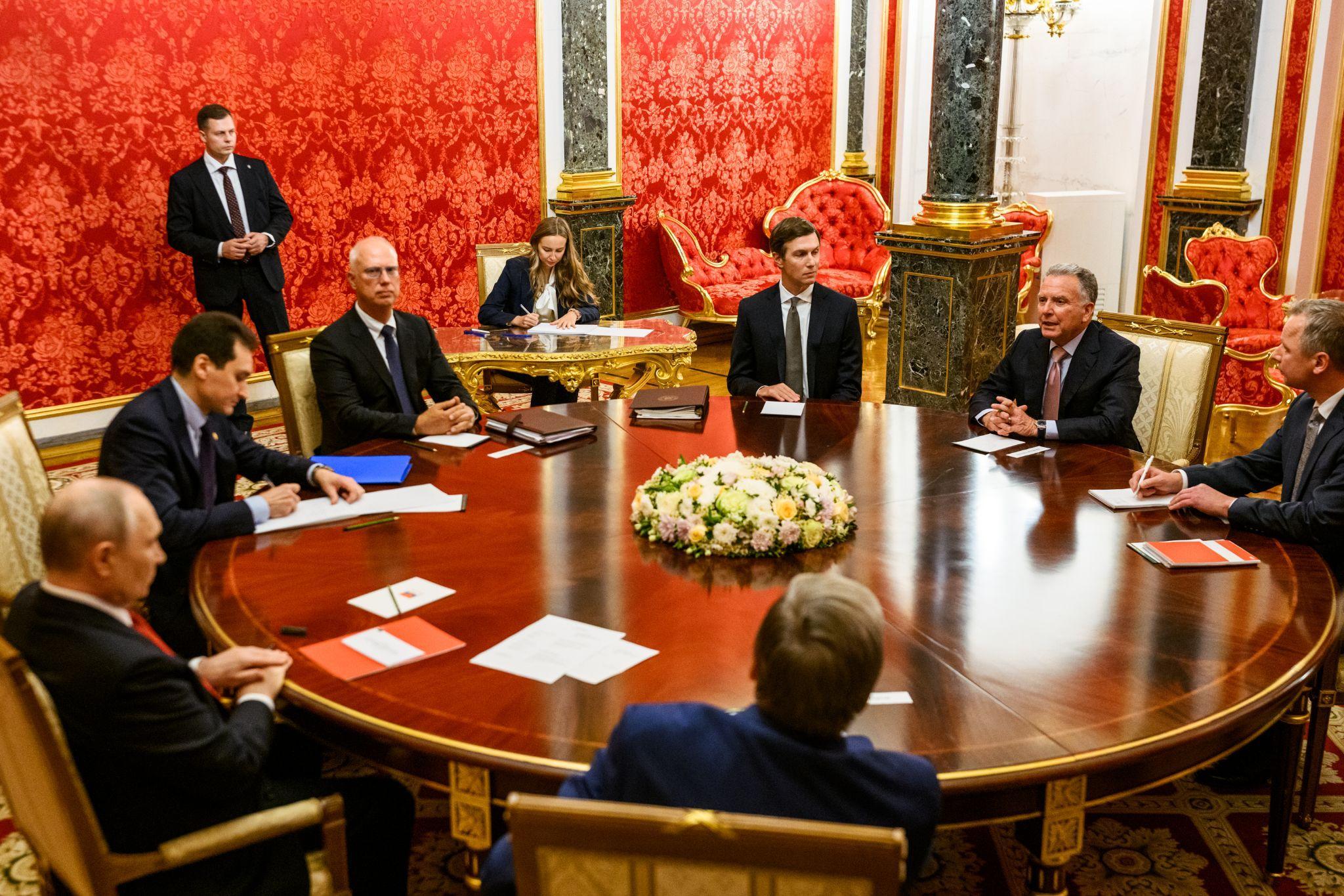 Стів Віткофф і Джаред Кушнер під час переговорів з Владіміром Путіним у Червоній вітальні Кремля, 5 вересня 2026 року. Автор: Деніел Торок, фотограф Білого дому.