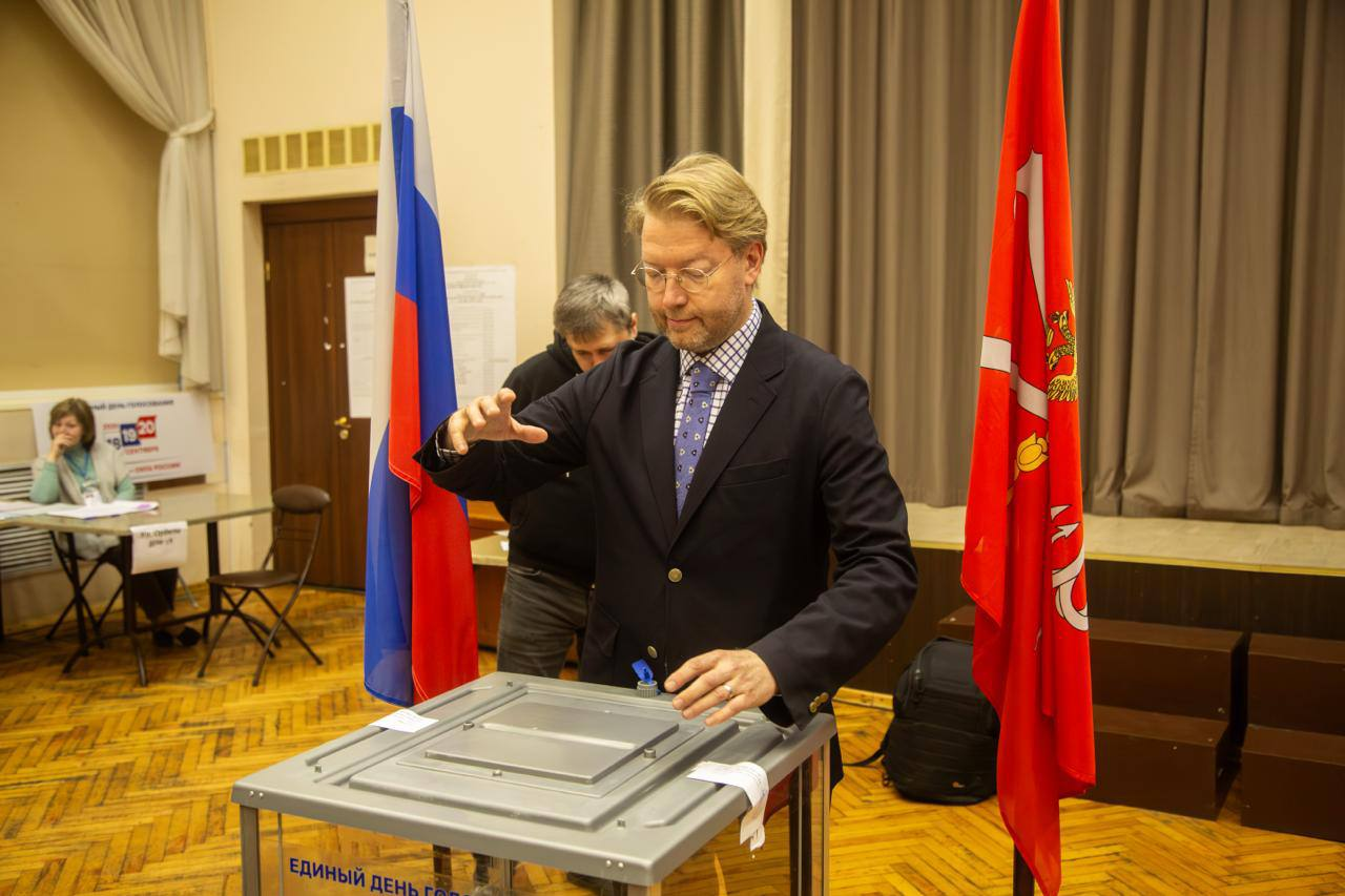 Nikolai Rybakov votes in the elections in St Petersburg. Photo: Yabloko press service
