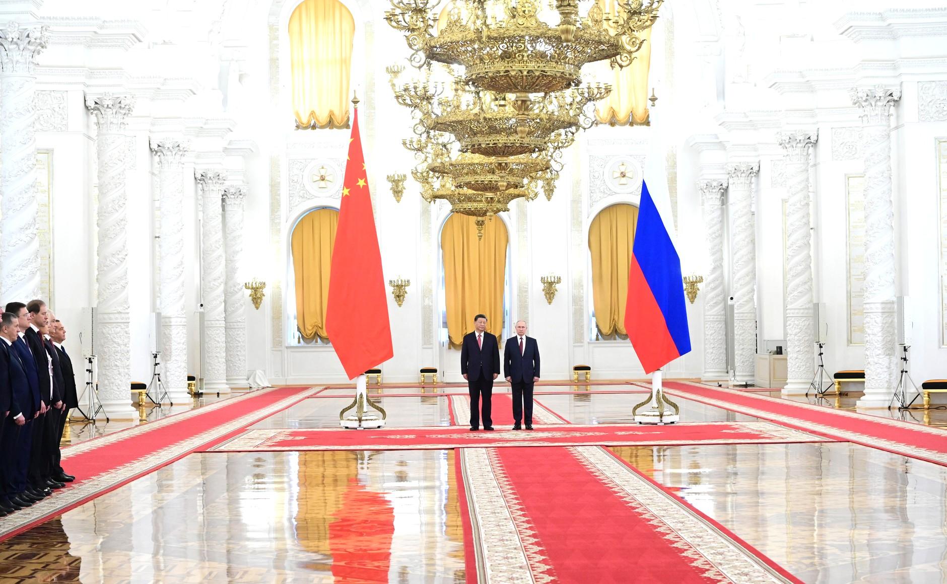 Владімір Путін і Сі Цзіньпін на церемонії зустрічі у Великому Кремлівському палаці, 21 березня 2023 року.