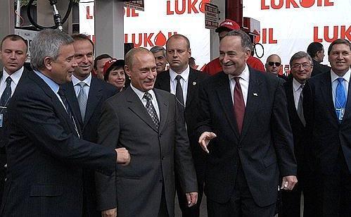 В. Путін відвідує АЗС «Лукойлу» у Нью-Йорку, 2003 р. Фото: kremlin.ru