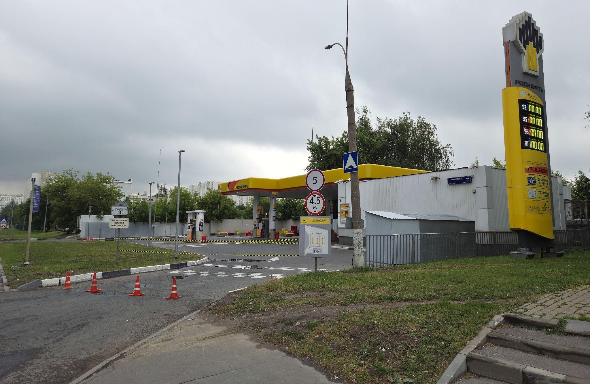 Pusta stacja paliw „Rosnieft”: wjazd zablokowany pomarańczowymi pachołkami, na pylonie z cenami benzyny i oleju napędowego świecą się zera.