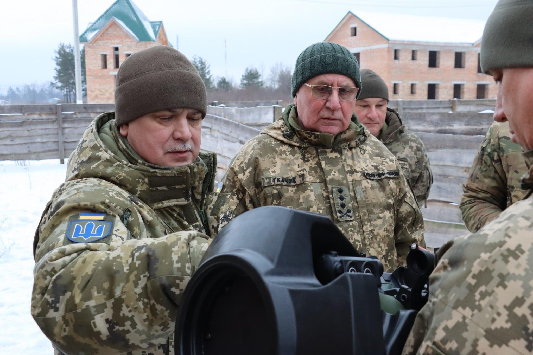 Ukrainian soldiers in field uniforms and winter caps during training with an NLAW portable anti-tank launcher.